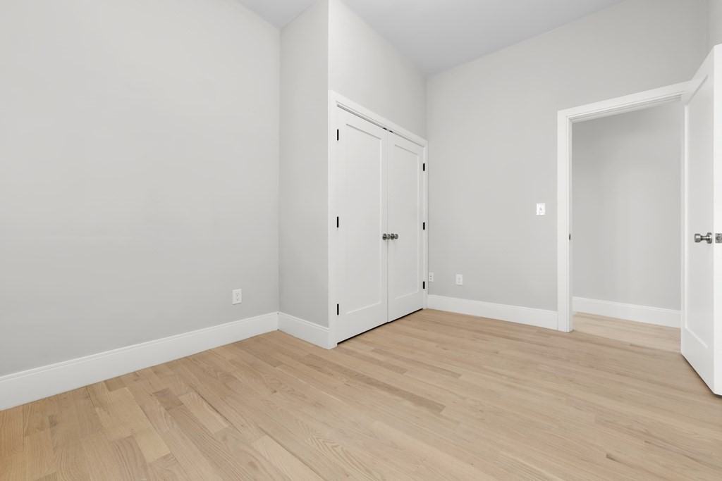 160 Webster St - Photo 5 of 25