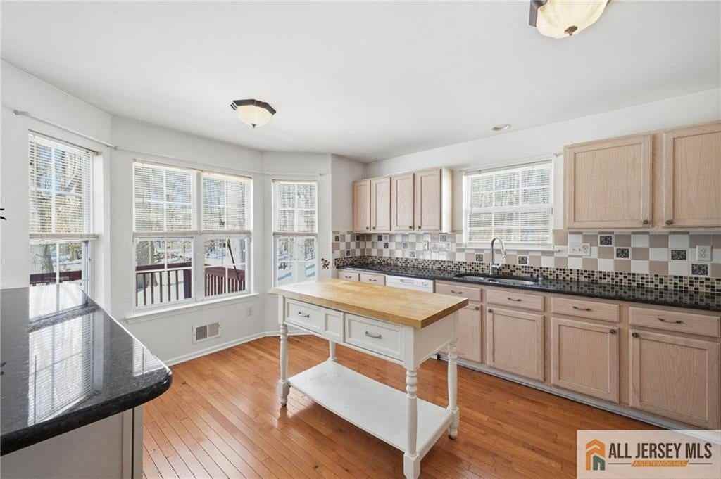 212 Hawthorne Rd - Photo 2 of 33