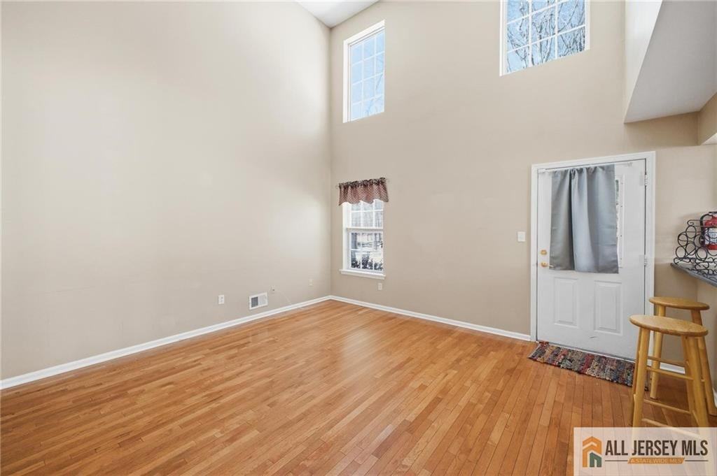 212 Hawthorne Rd - Photo 4 of 33