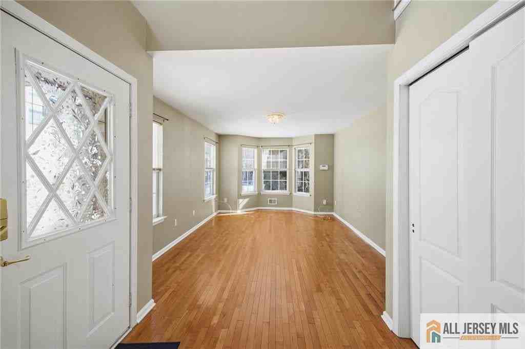 212 Hawthorne Rd - Photo 5 of 33