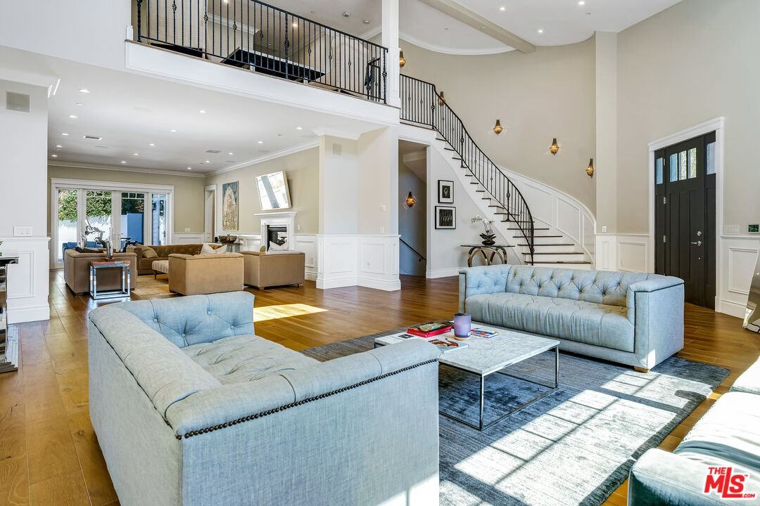 19633 Wells Dr - Photo 2 of 39