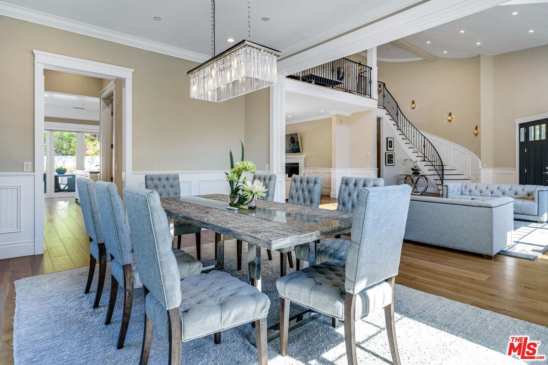 19633 Wells Dr - Photo 4 of 39