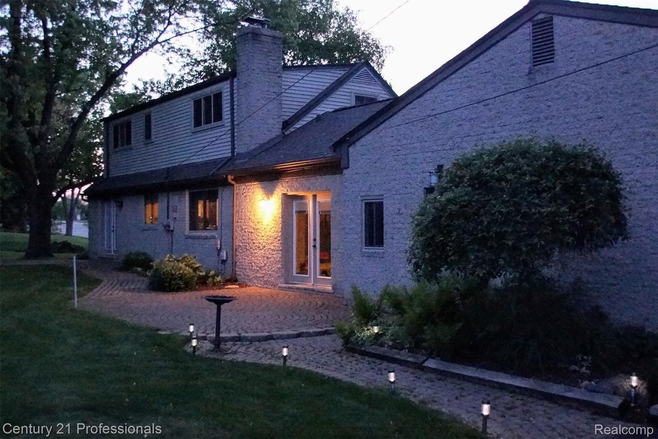 575 Troyvally St - Photo 2 of 43