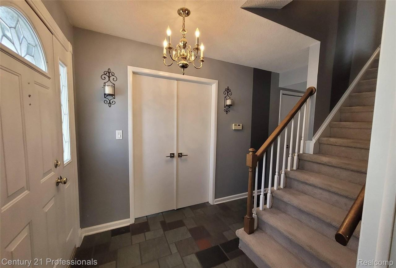 575 Troyvally St - Photo 3 of 43