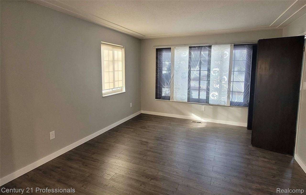 575 Troyvally St - Photo 4 of 43