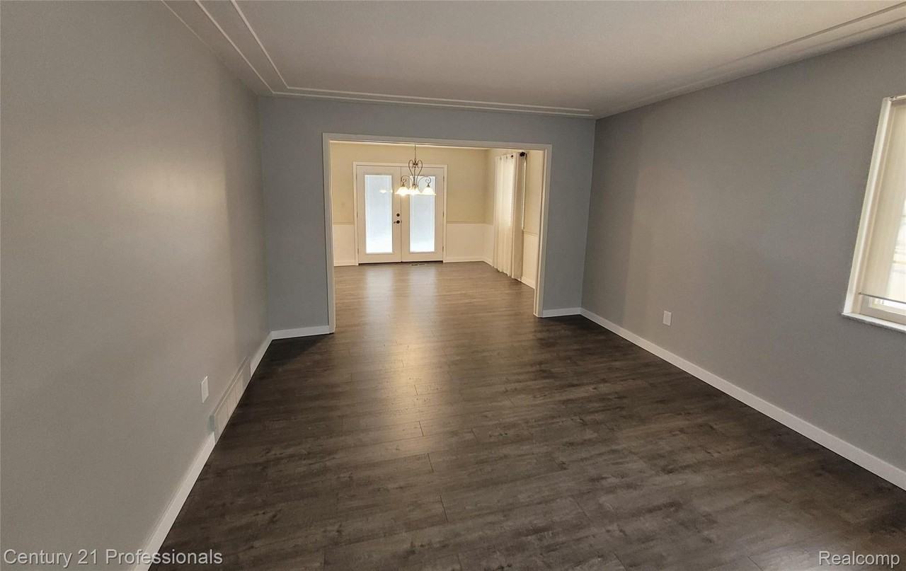 575 Troyvally St - Photo 5 of 43