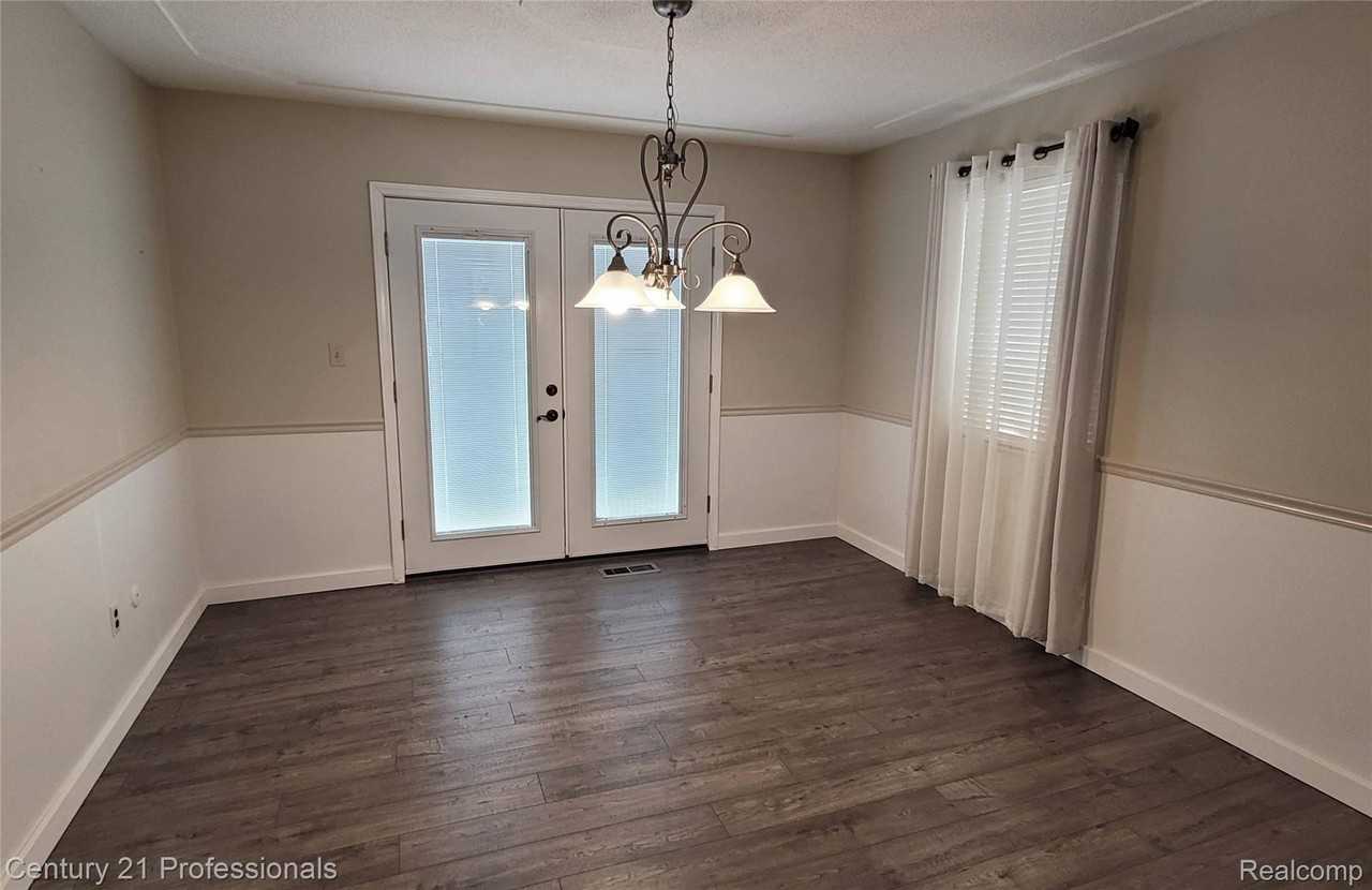 575 Troyvally St - Photo 6 of 43