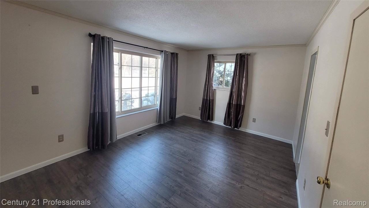 575 Troyvally St - Photo 7 of 43