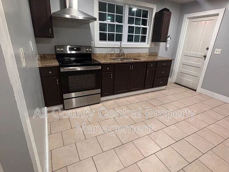 1811 Courtney Ave - Photo 2 of 8