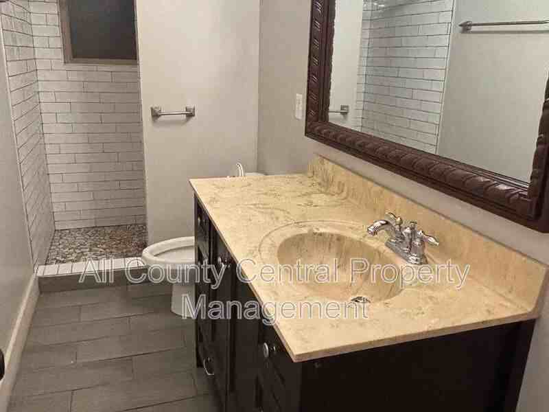 1811 Courtney Ave - Photo 4 of 8