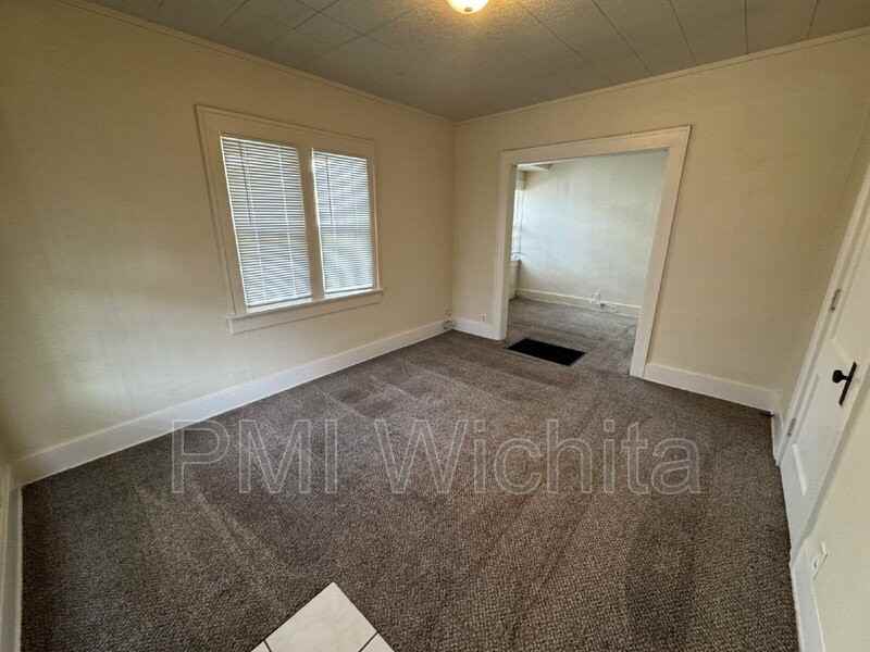 422 S Glenn St - Photo 2 of 8