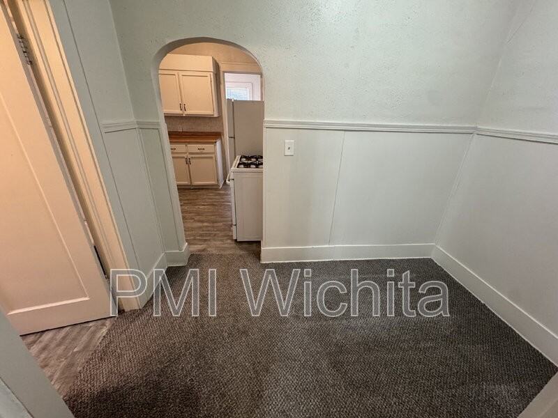 422 S Glenn St - Photo 4 of 8