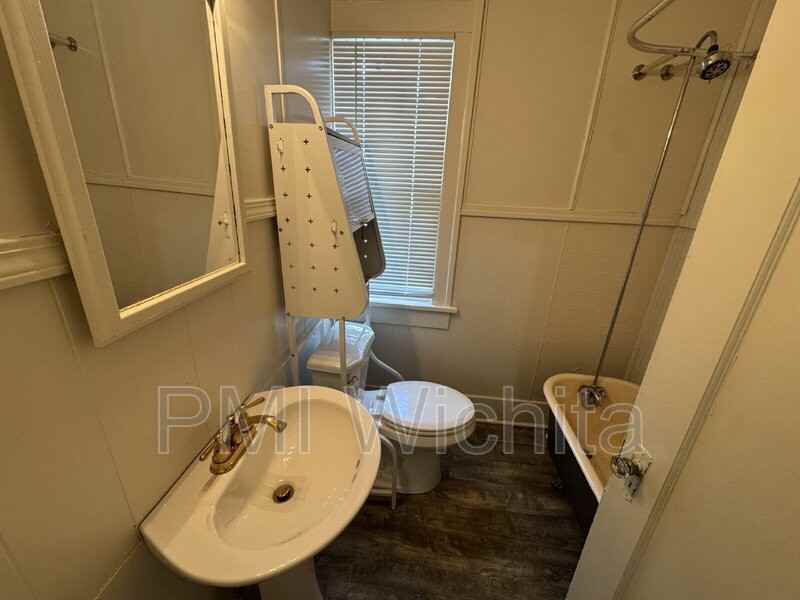 422 S Glenn St - Photo 5 of 8