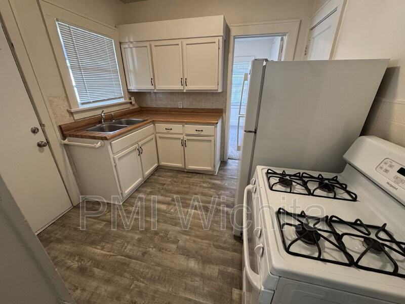 422 S Glenn St - Photo 6 of 8