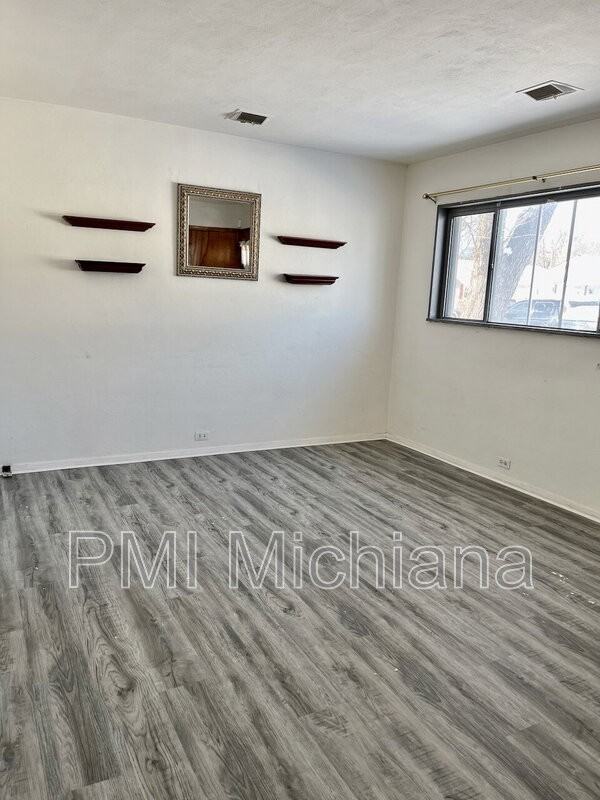 909 W Donaldson Ave - Photo 2 of 12