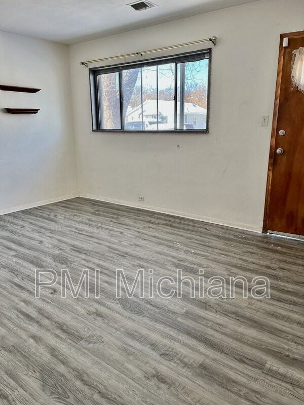 909 W Donaldson Ave - Photo 3 of 12