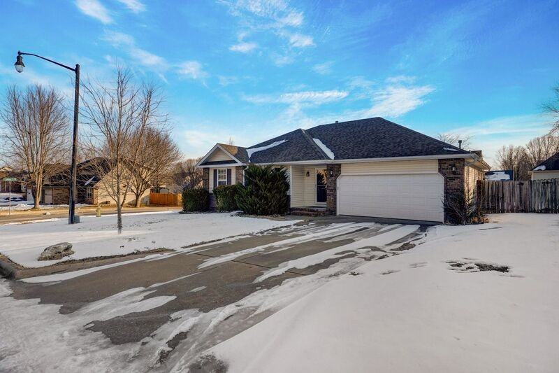 126 N Cedarwood Ave - Photo 2 of 21