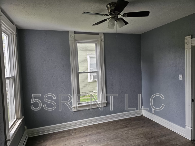 410 Gray Ave - Photo 4 of 11