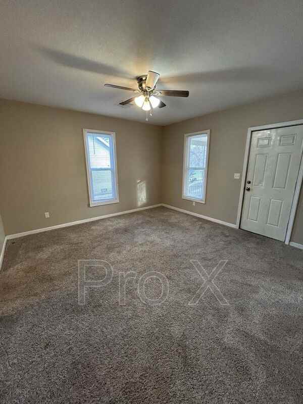 1011 E - Photo 2 of 9