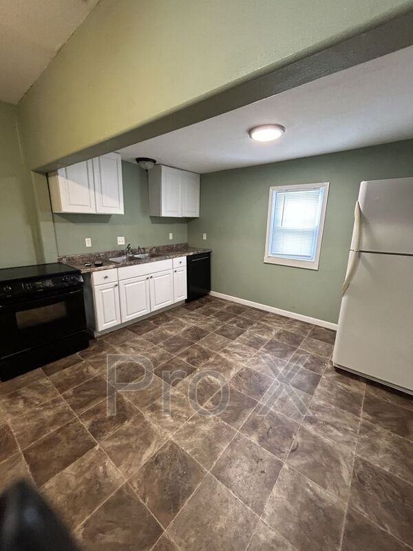 1011 E - Photo 3 of 9