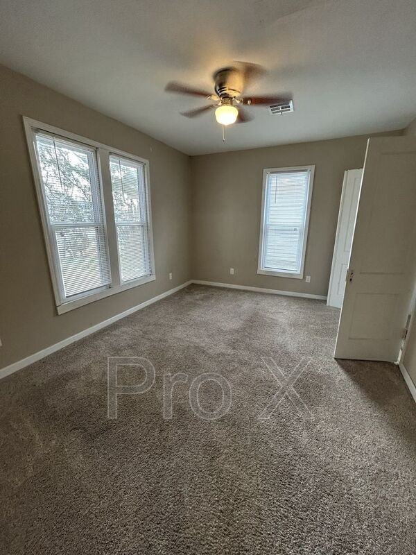 1011 E - Photo 4 of 9