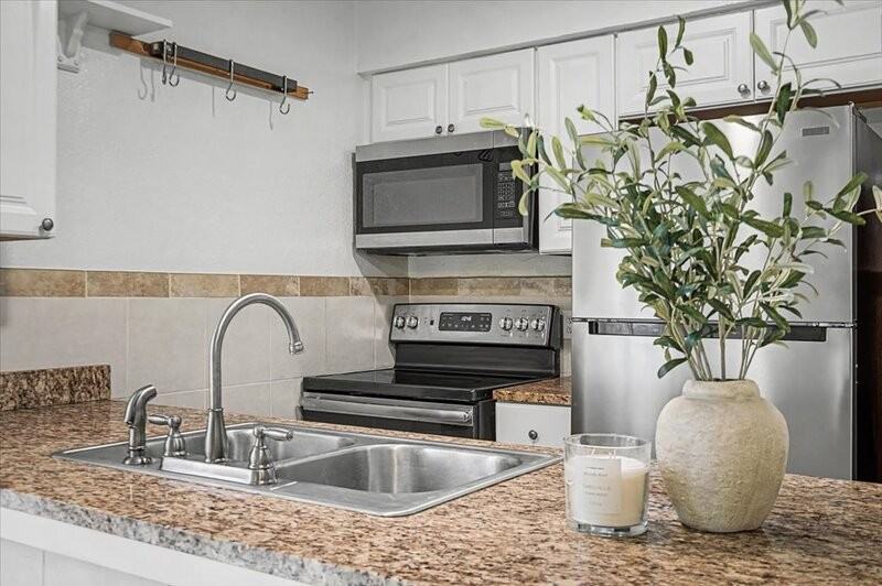 817 Sirocco Dr - Photo 4 of 29