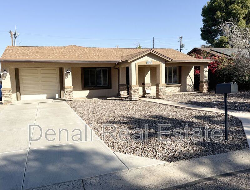 5212 E Cambridge Ave - Photo 2 of 26