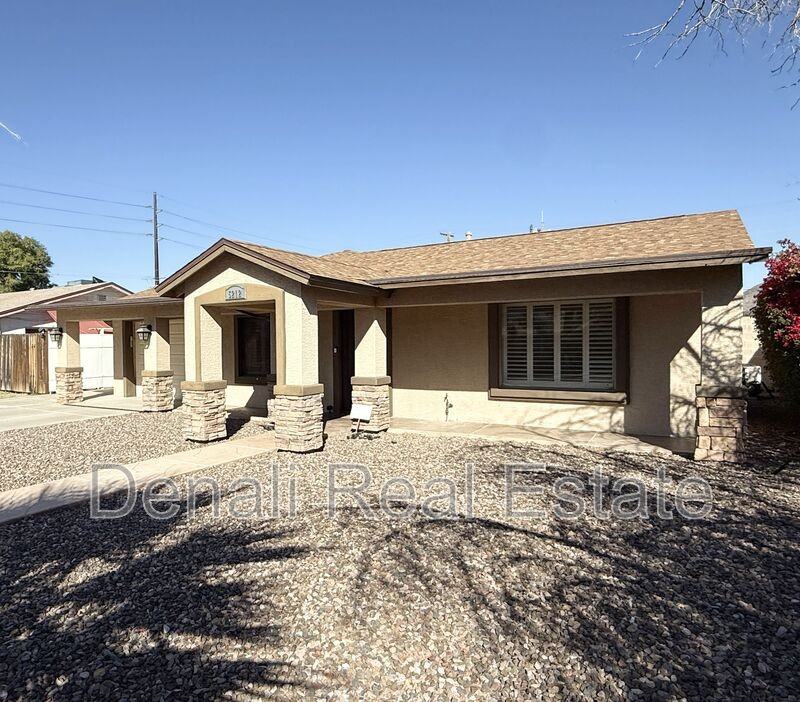 5212 E Cambridge Ave - Photo 3 of 26