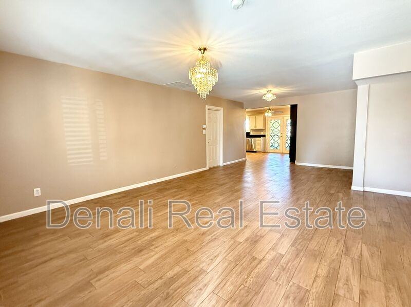 5212 E Cambridge Ave - Photo 4 of 26