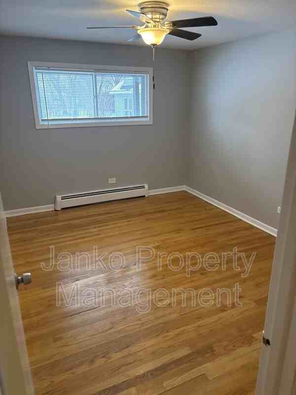 10720 S Ridgeland Ave #3 - Photo 2 of 4