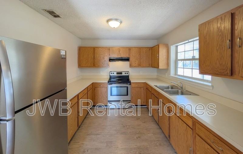 1310 Harrison St - Photo 4 of 17