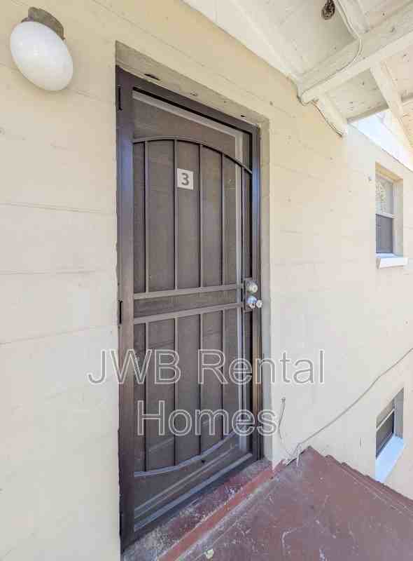 1530 W 21st St #3 - Photo 2 of 14