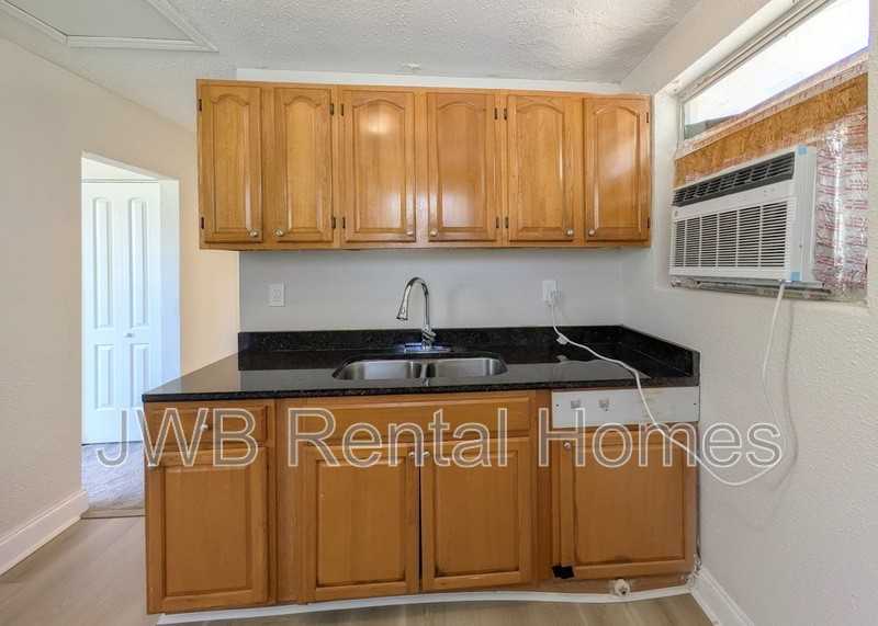 1530 W 21st St #3 - Photo 5 of 14