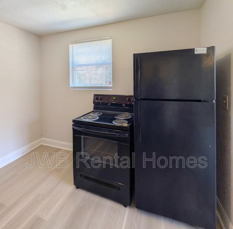 1530 W 21st St #3 - Photo 6 of 14