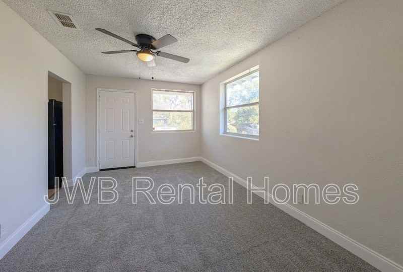 1530 W 21st St #3 - Photo 7 of 14