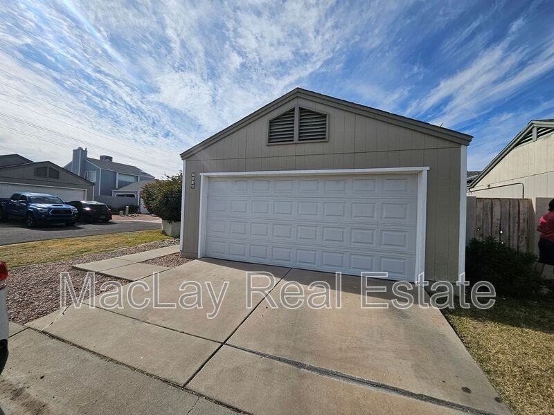 7038 S 42nd St - Photo 2 of 22