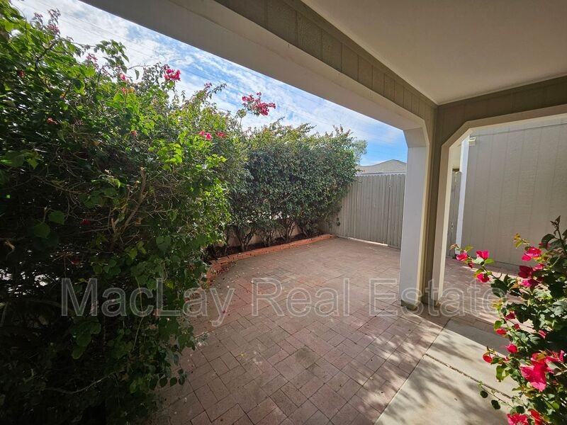 7038 S 42nd St - Photo 3 of 22