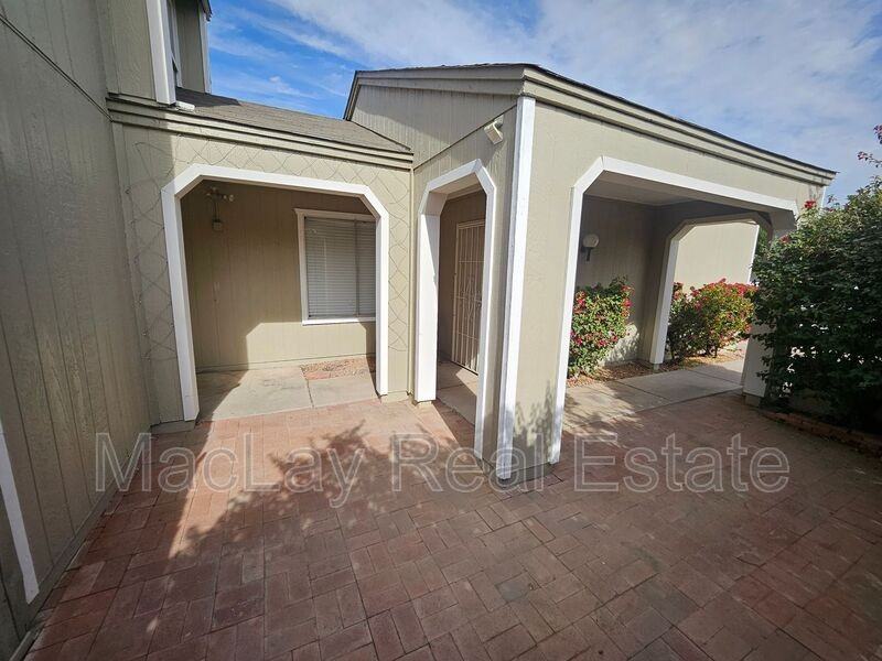 7038 S 42nd St - Photo 4 of 22