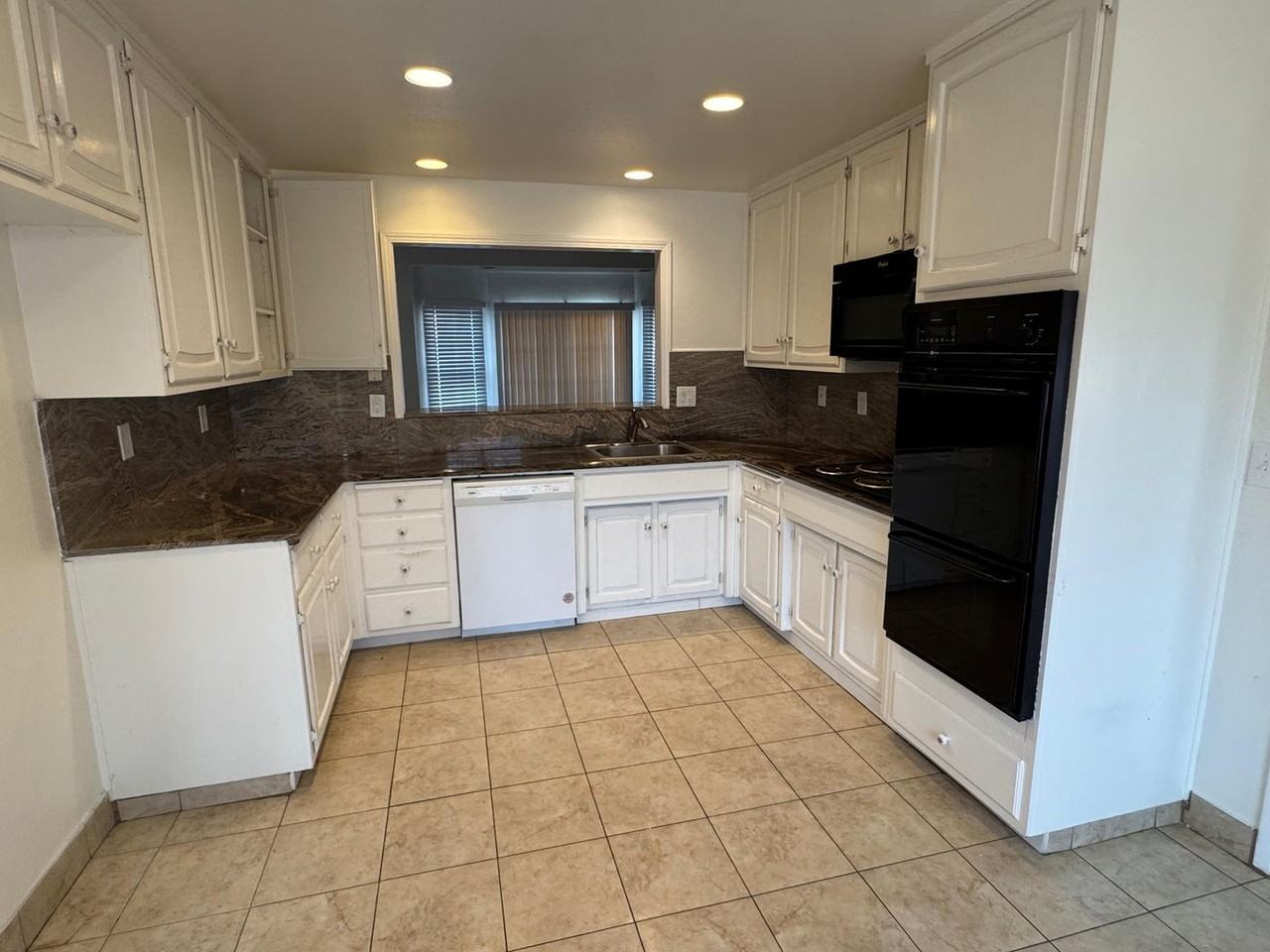 1573 Griffin Pt - Photo 2 of 16