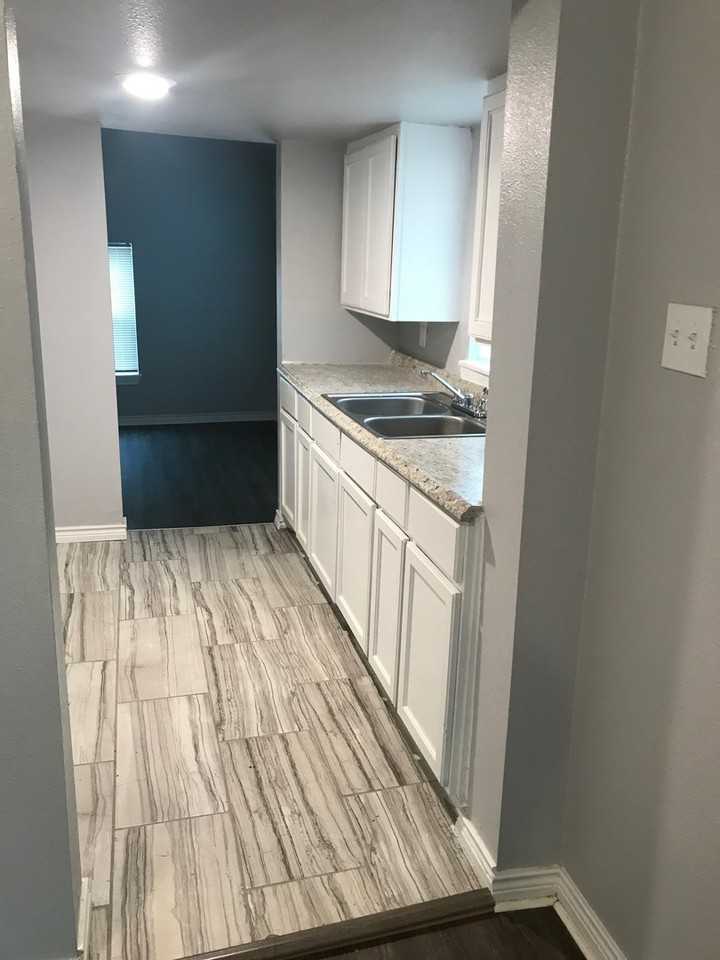 512 Graham Ave - Photo 4 of 19