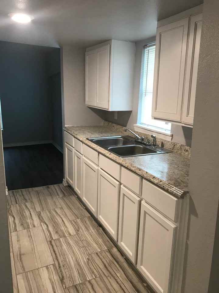 512 Graham Ave - Photo 6 of 19