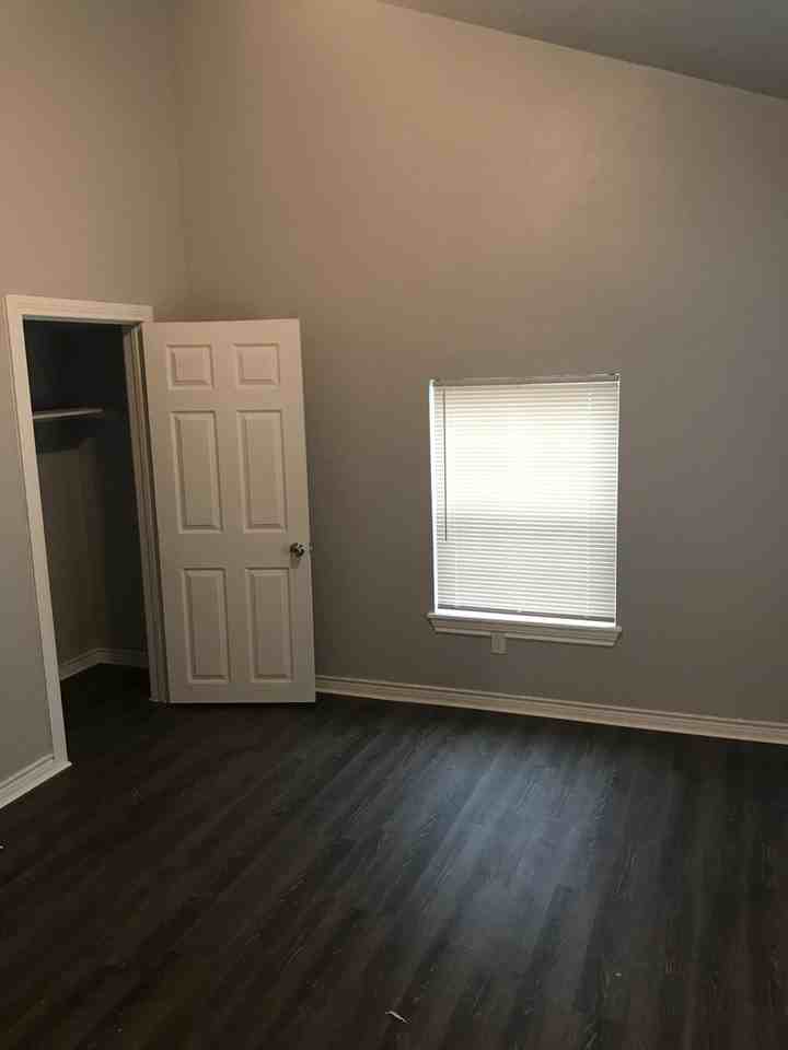 512 Graham Ave - Photo 7 of 19