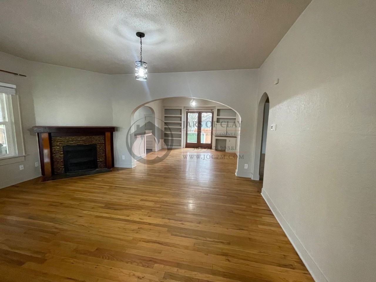 1704 Applegate St - Photo 5 of 20