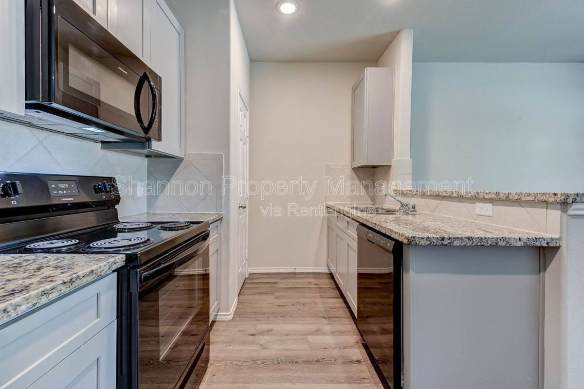 409 Avenue E #G - Photo 5 of 9