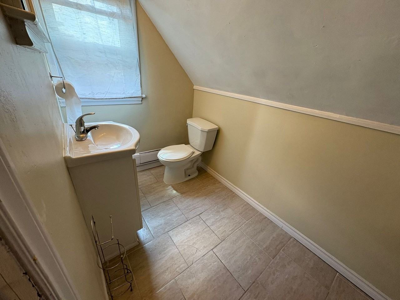 410 Barton St E - Photo 2 of 8