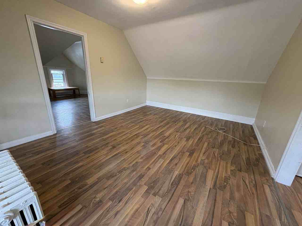 410 Barton St E - Photo 3 of 8