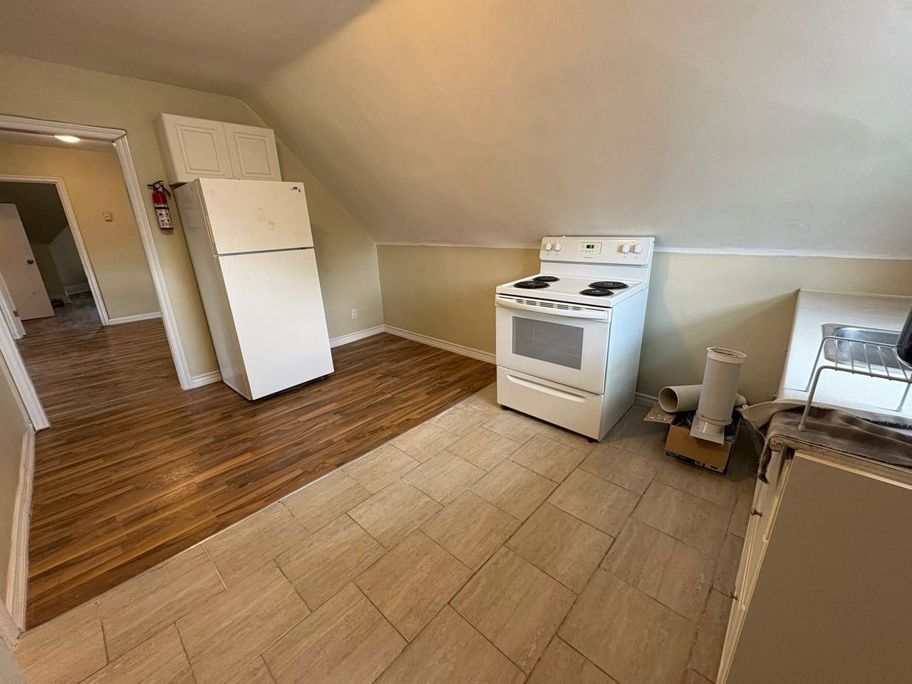 410 Barton St E - Photo 4 of 8