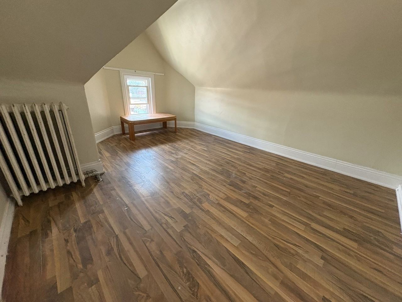 410 Barton St E - Photo 5 of 8