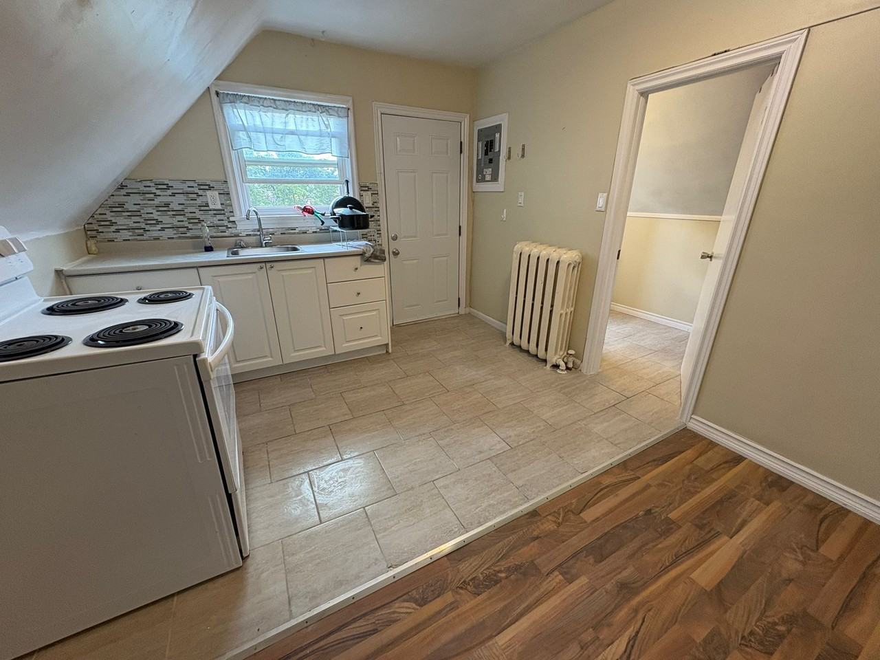 410 Barton St E - Photo 6 of 8