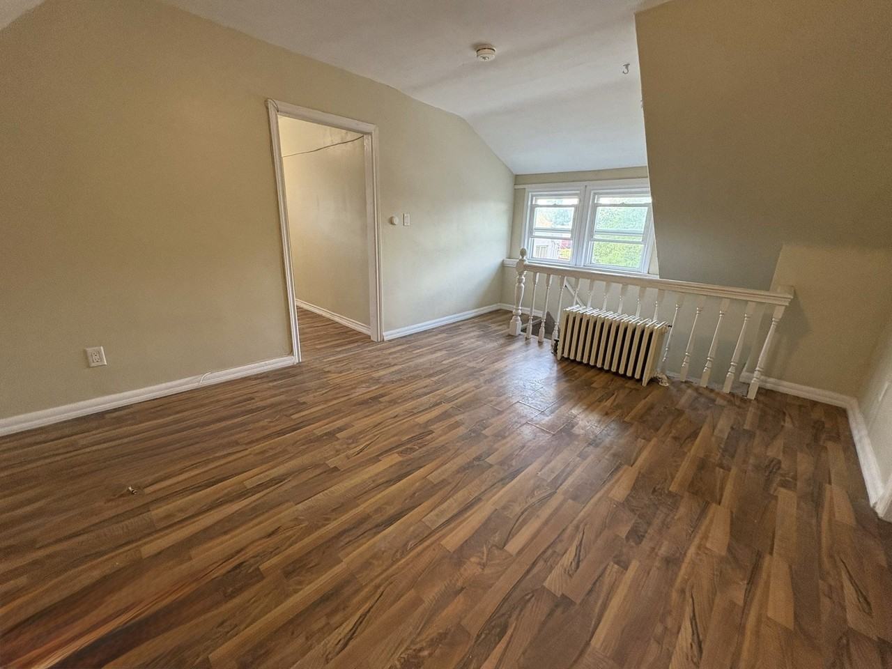 410 Barton St E - Photo 7 of 8